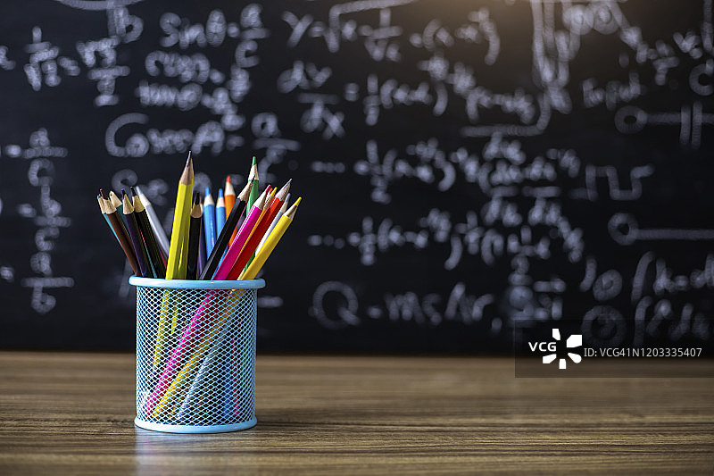黑板背景上的彩色铅笔图片素材
