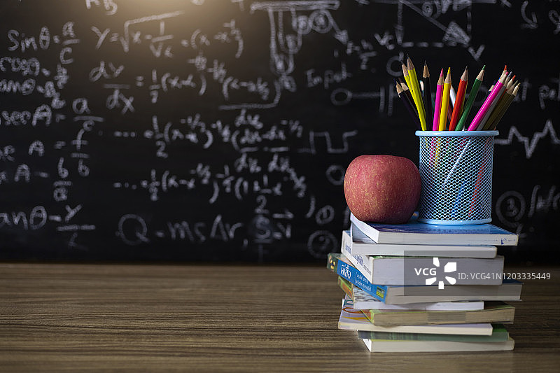 教育理念：课桌上的书籍和彩色铅笔图片素材