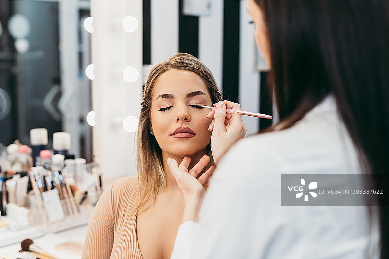 专业化妆师工作场景图片素材