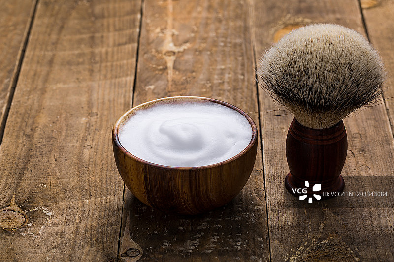 木桌上的剃须膏和刷子图片素材