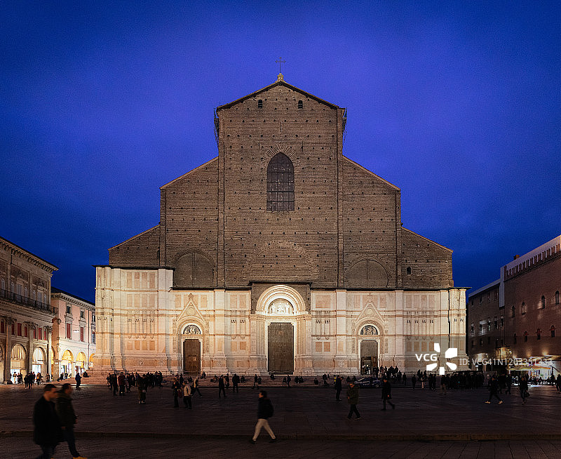 意大利艾米利亚-罗马涅大区博洛尼亚马乔雷广场的圣白托略大殿图片素材