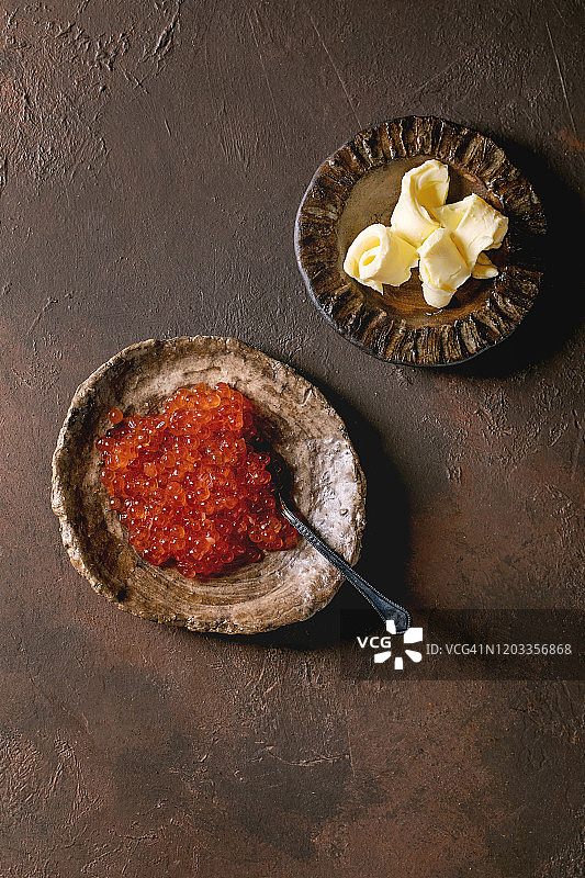 含黄油的红鱼子酱图片素材