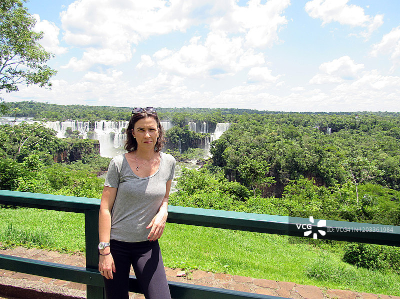 在巴西伊瓜苏国家公园的女游客图片素材
