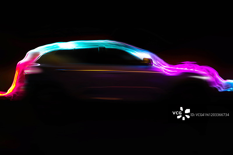夜间具有空气动力学彩色光迹的现代汽车图片素材