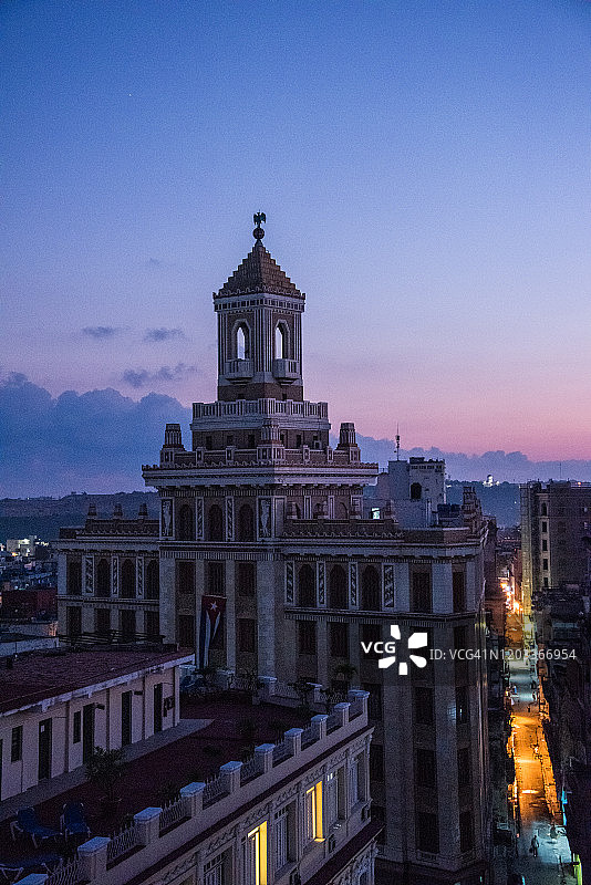 哈瓦那黎明时分的百加得大厦图片素材