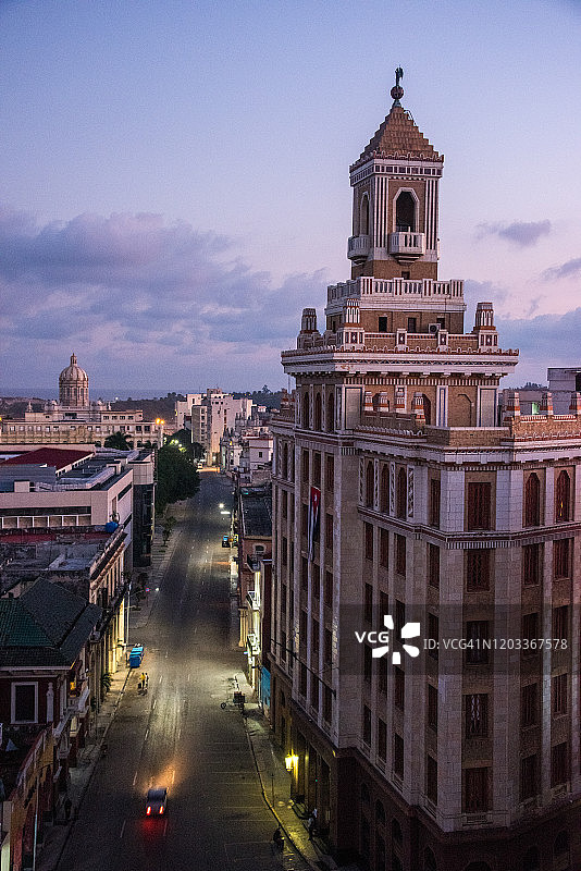 哈瓦那黎明时分的百加得大厦图片素材