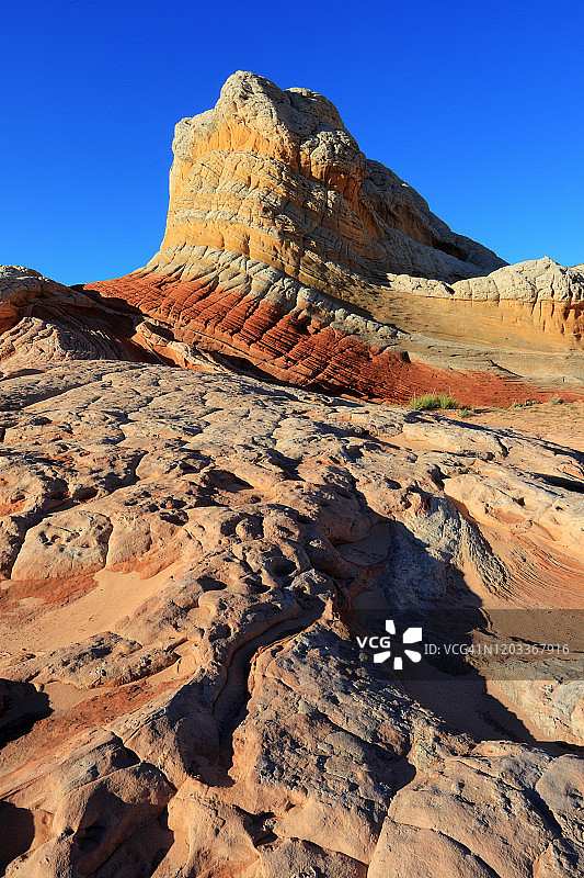 沙漠景观中色彩鲜艳的条纹砂岩图片素材