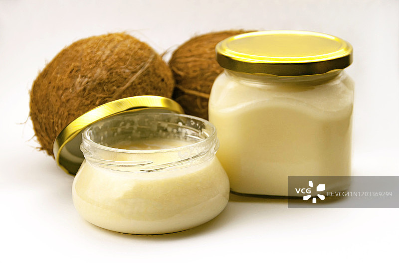 玻璃罐装自制椰子油和新鲜椰子图片素材