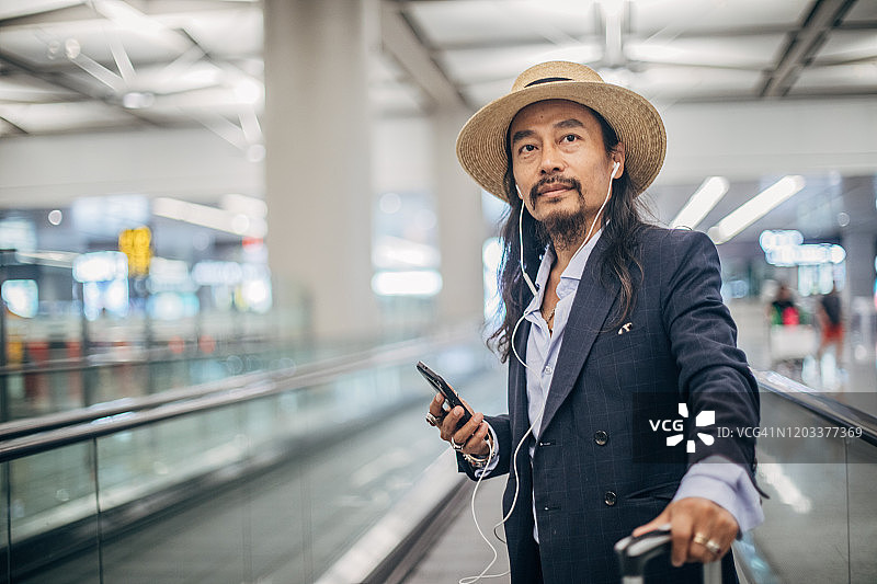 在机场听音乐的男人图片素材