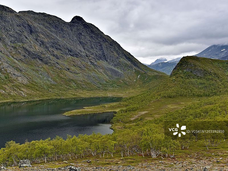 挪威约通黑门山脉的内德雷·莱伊隆根湖风景图片素材