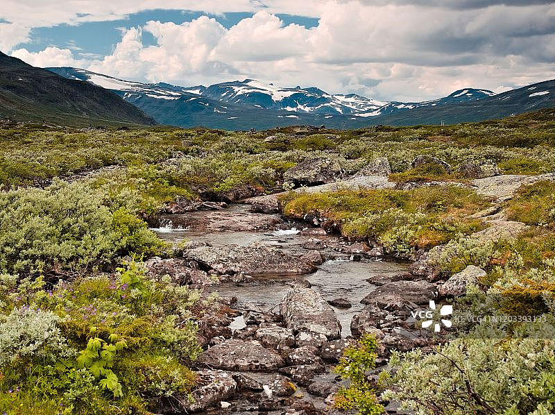 挪威尤通黑门山脉的鲁萨河风光图片素材