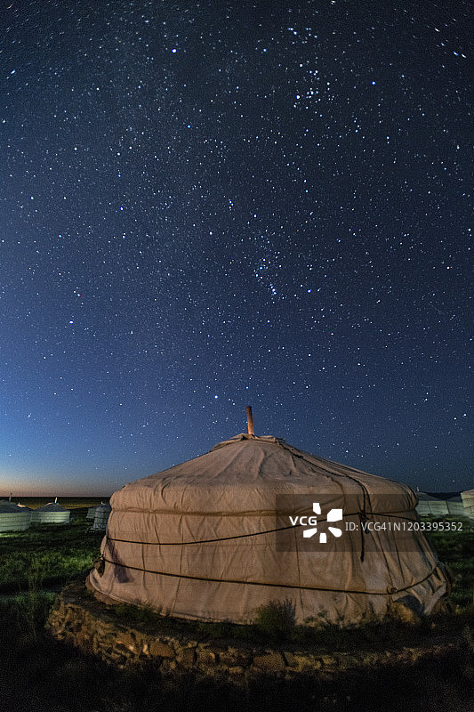蒙古戈壁沙漠日出时分的蒙古包图片素材