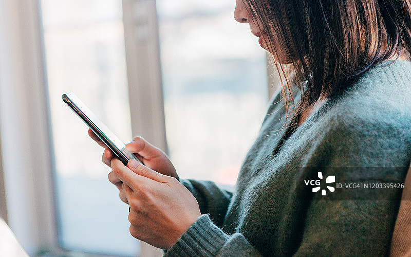 女子使用智能手机特写图片素材