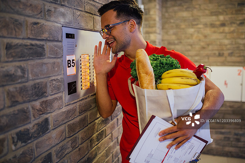 外卖员送货上门图片素材