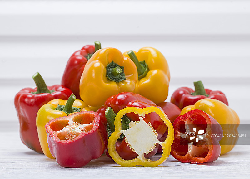 白色木纹背景上的新鲜甜椒图片素材