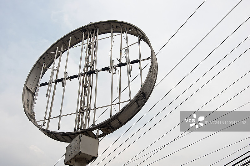 高杆上破损的圆形广告牌图片素材