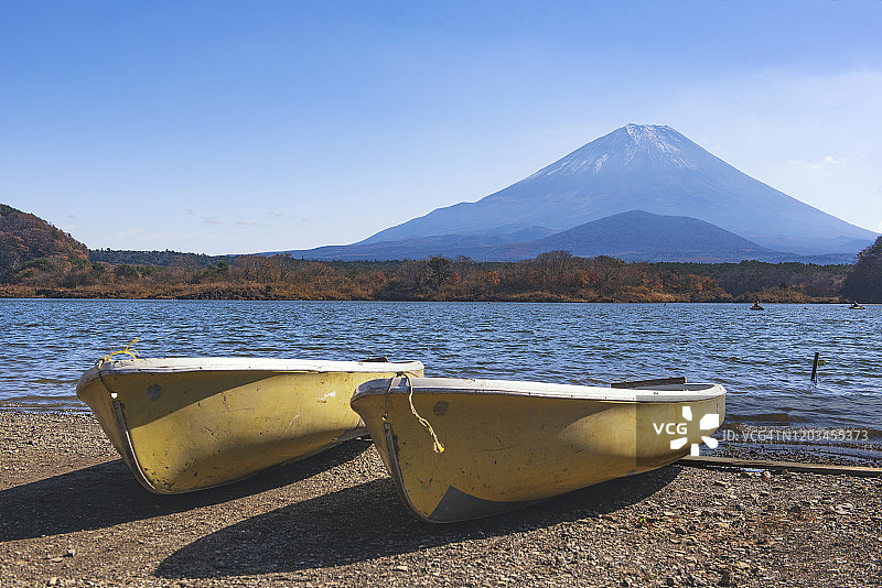 日本西湖的富士山和黄色渔船图片素材