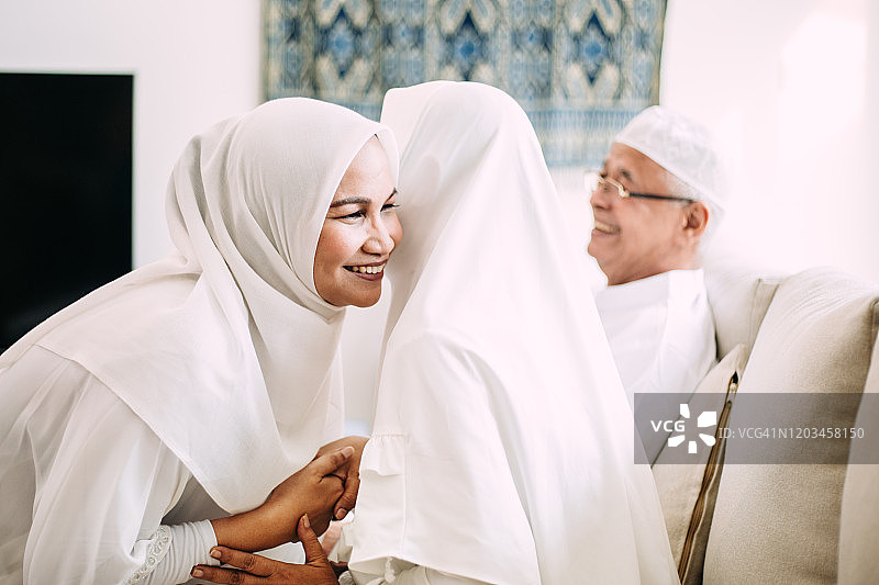 印尼家庭庆祝开斋节并请求宽恕图片素材