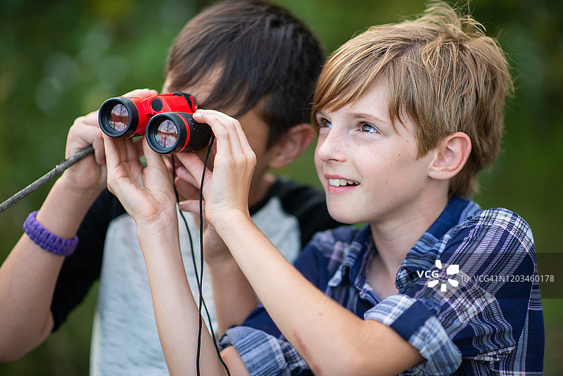 两个年轻人用望远镜观鸟图片素材