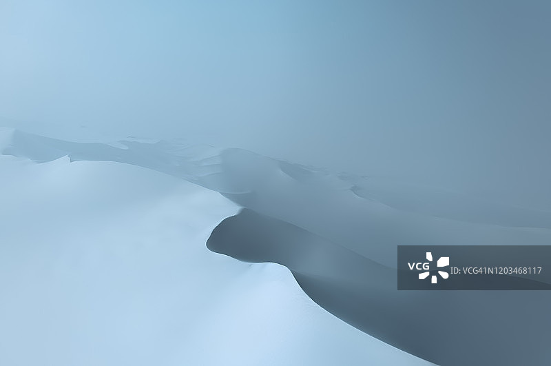 冬季被白雪覆盖的沙漠沙丘图片素材