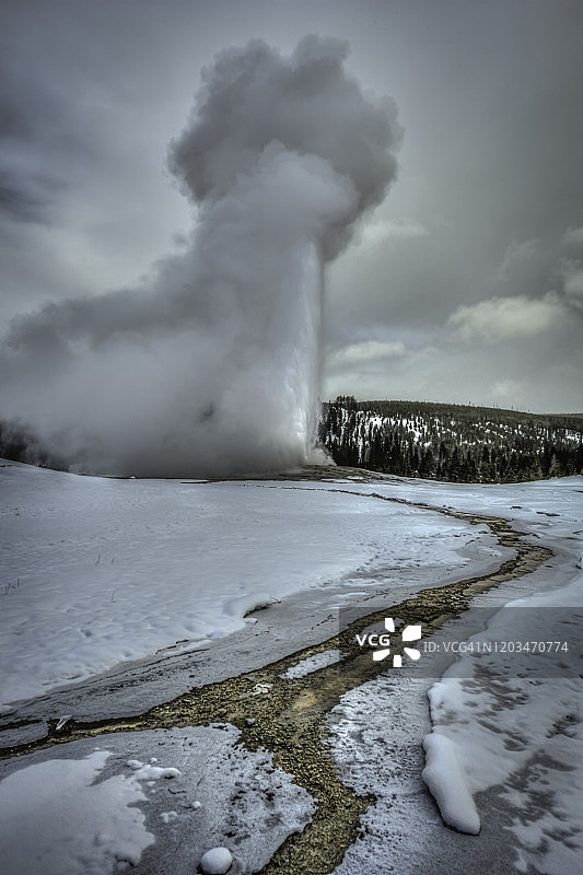黄石公园地热喷发间歇泉图片素材