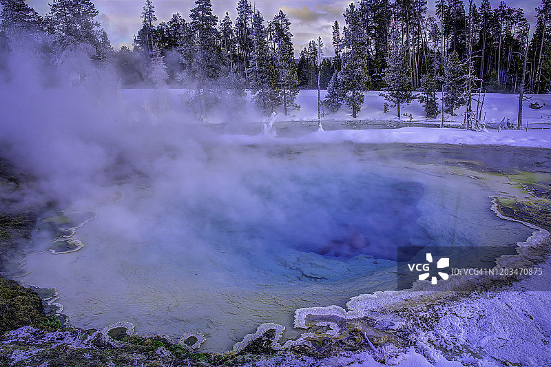 黄石公园的地热温泉和间歇泉图片素材