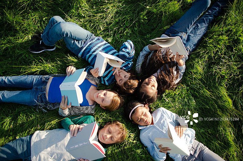 在户外阅读的年轻人的航拍照片图片素材