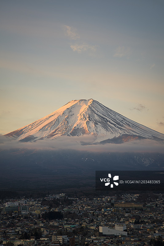 富士山与富士吉田市的日出景色图片素材