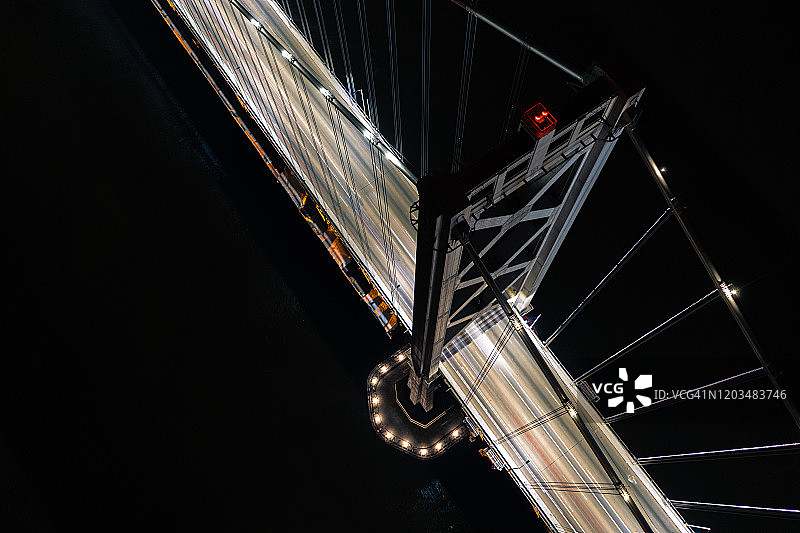 旧金山海湾大桥和市中心夜景鸟瞰图图片素材