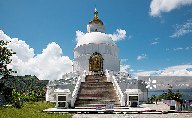 尼泊尔博卡拉阿纳杜山的世界和平塔图片素材