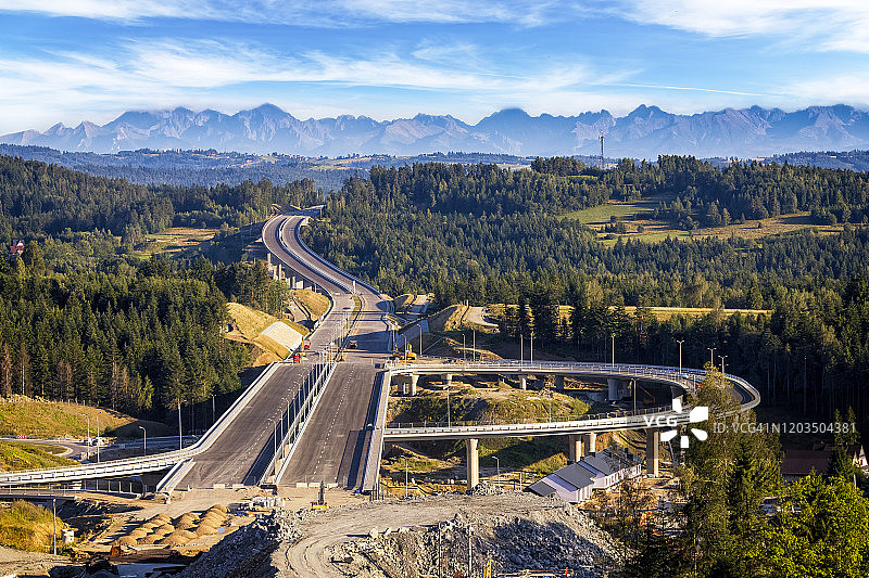 通往波兰塔特拉山脉的公路图片素材