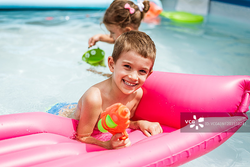 孩子们在游泳池里玩游戏图片素材