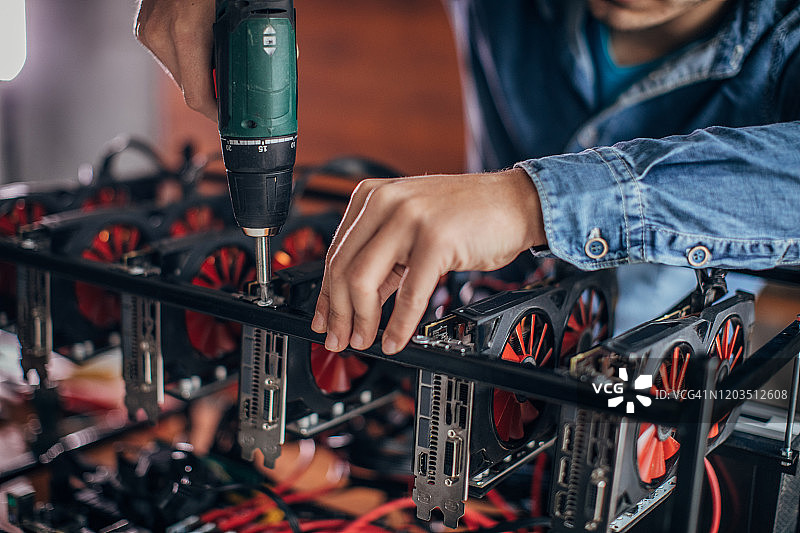 安装加密货币挖矿设备图片素材