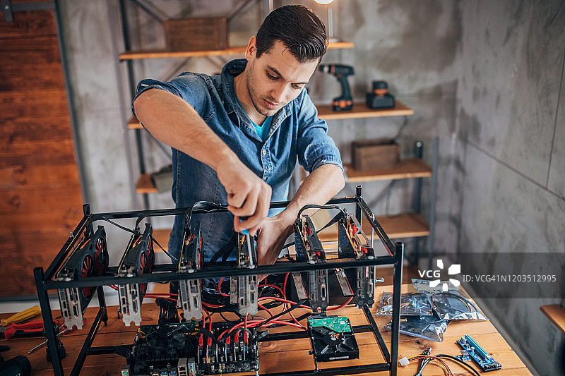 IT技术人员正在设置挖矿设备图片素材