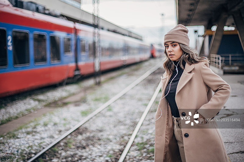 等待火车的现代年轻女性图片素材
