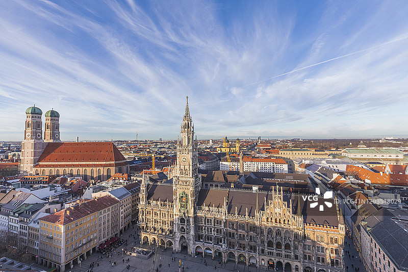 慕尼黑玛丽恩广场的新市政厅和圣母教堂全景图片素材