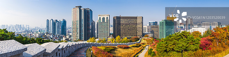 俯瞰首尔市中心摩天大楼城市景观的全景，首尔城墙，韩国图片素材