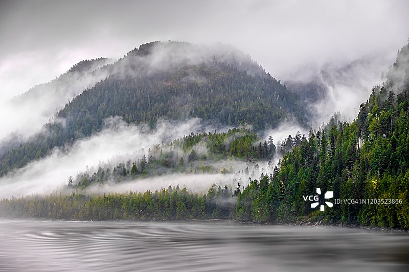 阿拉斯加的迷雾峡湾海岸线图片素材