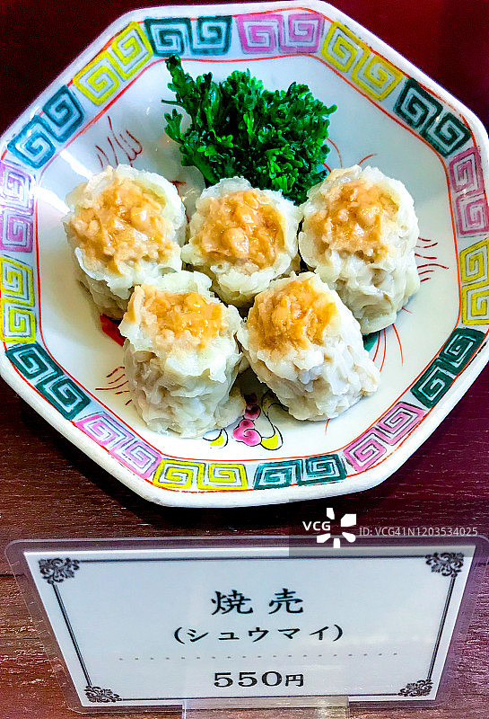 横滨中华街餐厅橱窗里的烧卖食品模型图片素材