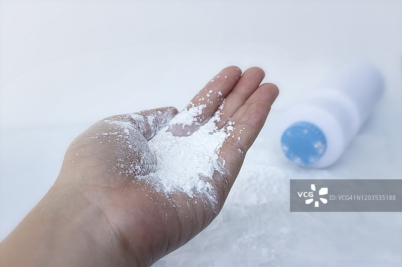 母亲手上的婴儿爽身粉图片素材