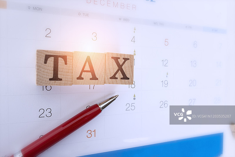 纳税时间概念：带有日历的“纳税时间”文字木块图片素材