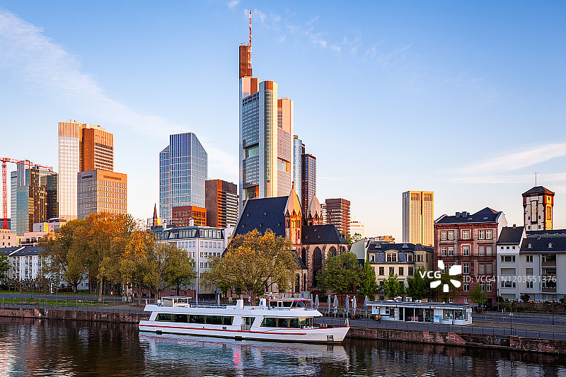 德国黑森州法兰克福美因河上的船只图片素材