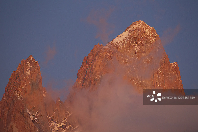 黎明时分的波因塞诺特山和费兹罗伊峰图片素材
