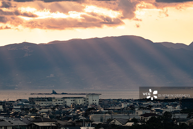 日本神奈川县住宅区和海滩的日落阳光图片素材