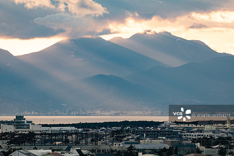 日本神奈川县住宅区和海滩的日落阳光图片素材