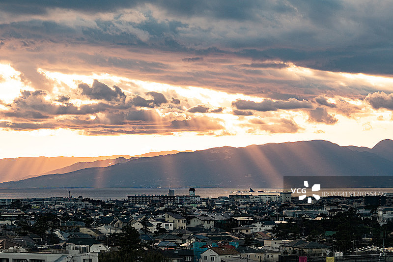 日本神奈川县住宅区和海滩的日落阳光图片素材