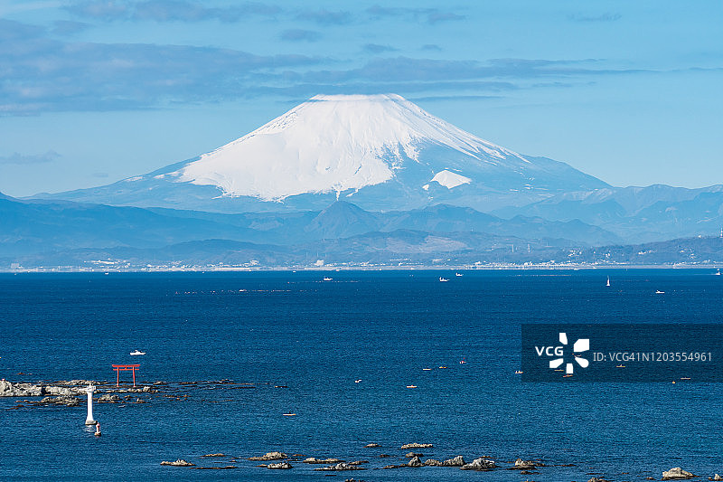 日本神奈川县的富士山和太平洋图片素材