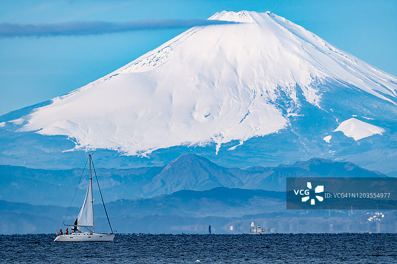 日本神奈川县的富士山和帆船图片素材