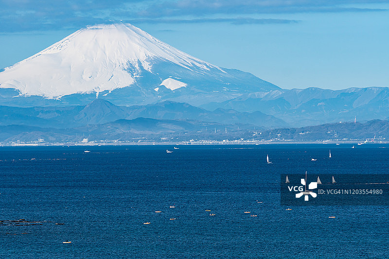 日本神奈川县的富士山和帆船图片素材