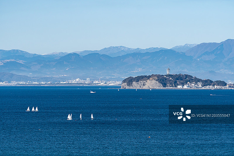 日本神奈川县的江之岛和帆船图片素材